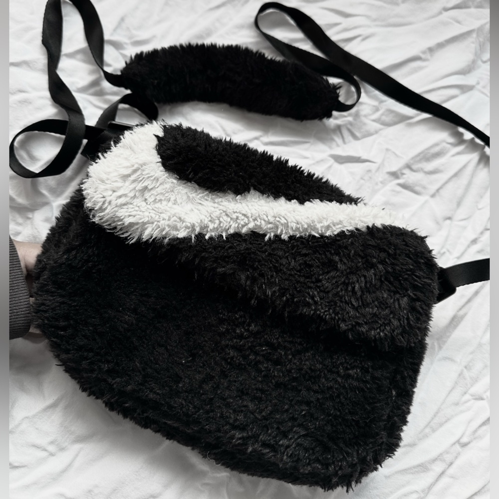 Nike Sportswear Futura 365 Faux Fur Crossbody Bag - Pochette Nike Fuzzy Purse